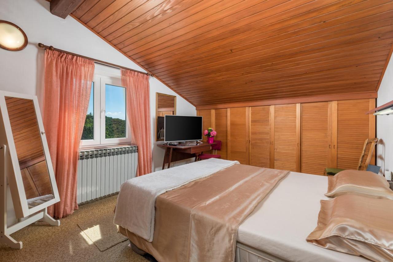 Apartment Magda With A Parking Space And Sea View Rijeka Exterior foto